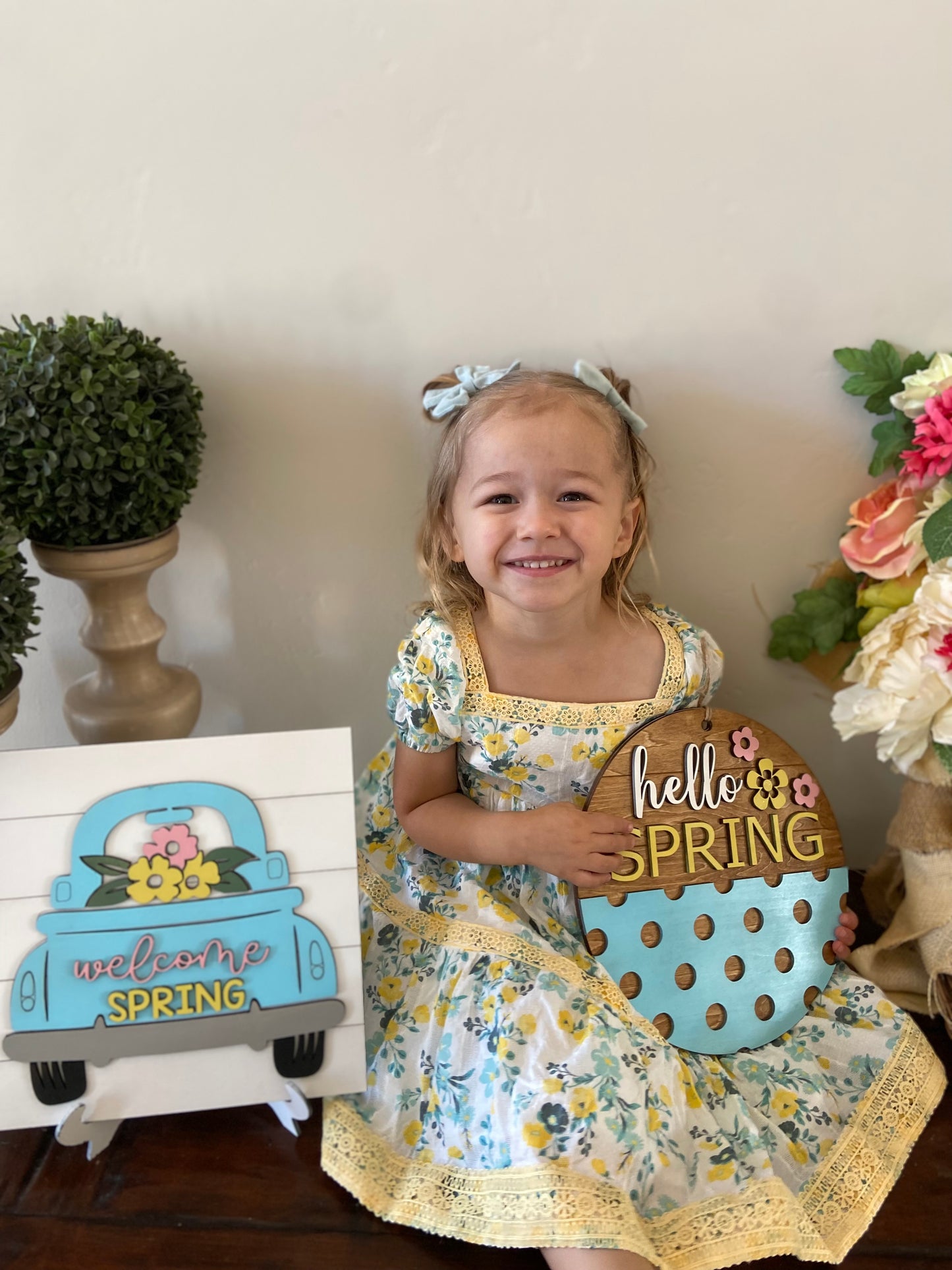 Chloe’s “Hello Spring” Round Cutout Sign