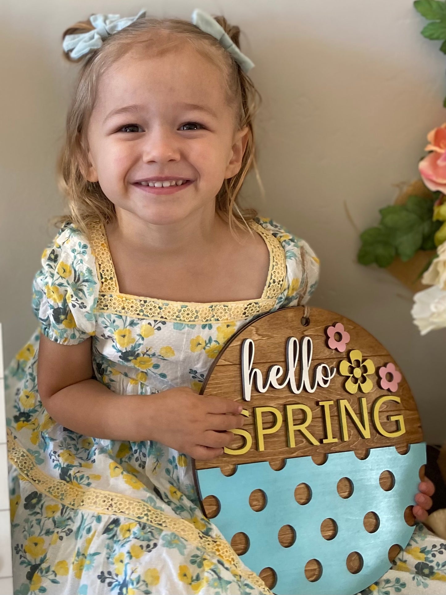 Chloe’s “Hello Spring” Round Cutout Sign